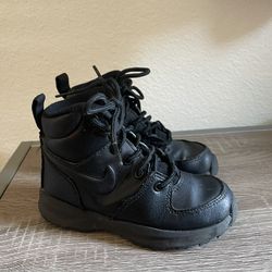 Nike Manoa Boots Size 10.5y