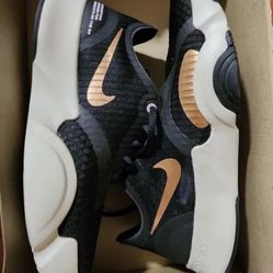 Women’s 8.5 Nike Shoes  Cj0860-186 New In Box