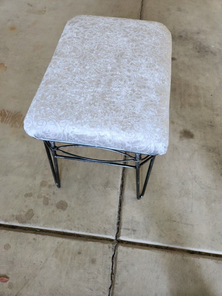 Ottoman 19x171/2h