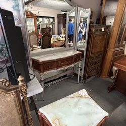 Antique Bedroom Set Nightstand Vanity And 2 Beds