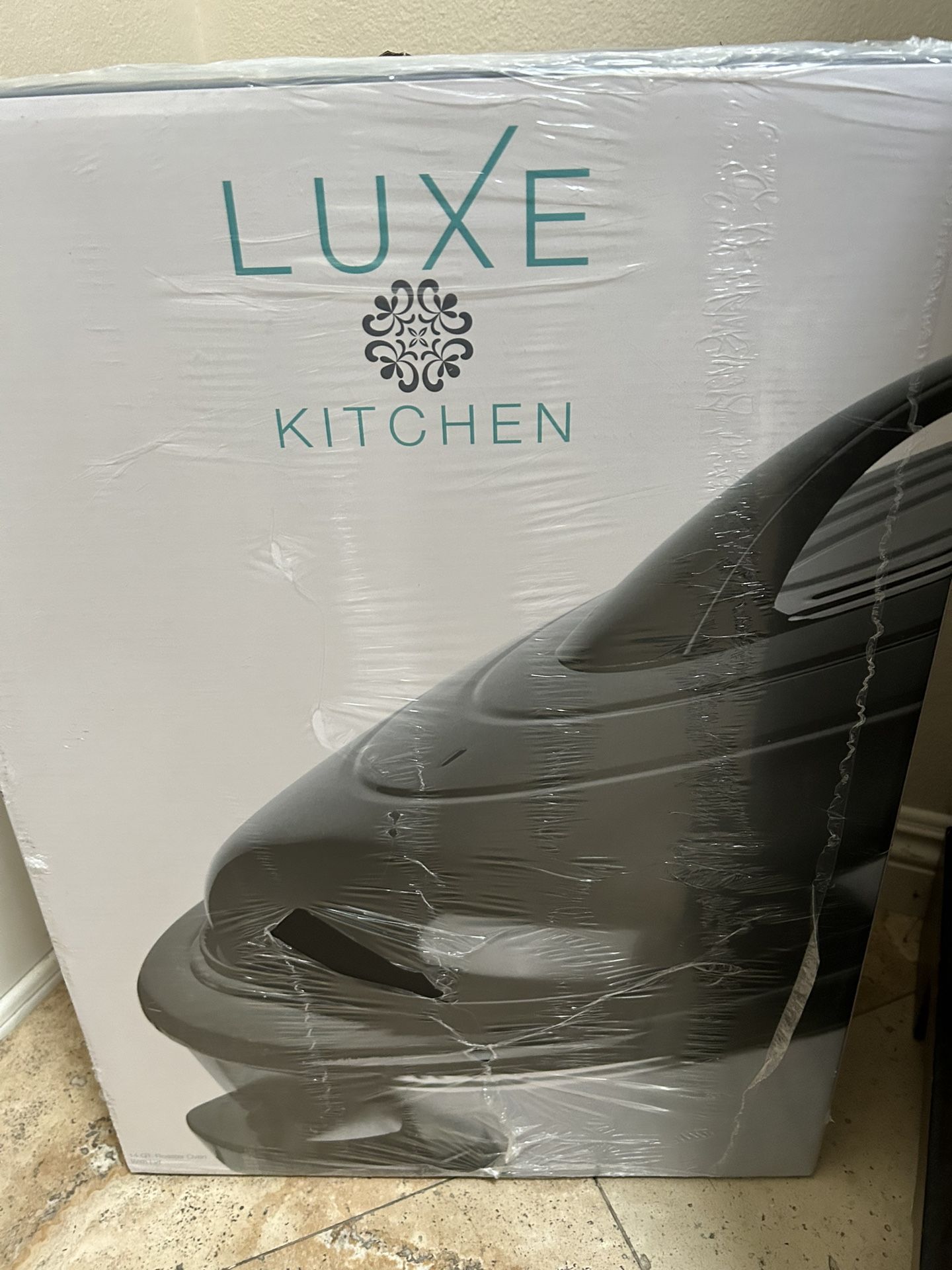 New in box- Luxe Electric 14 qt roaster w 3 sectional serving tray