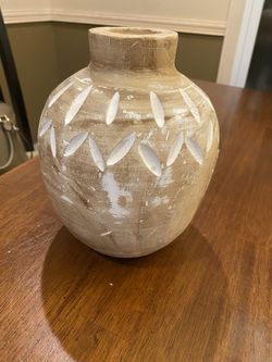 Solid wood vase 