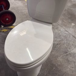 New Toilet. Never Ben Used.  Missing Cover For Tank. 