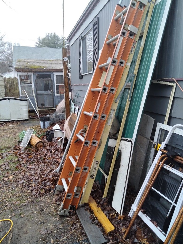 16 Ft Heavy Duty Orange Fiberglass Ladder The Yellow Step Ladder Does Not Go With It Don't Ask