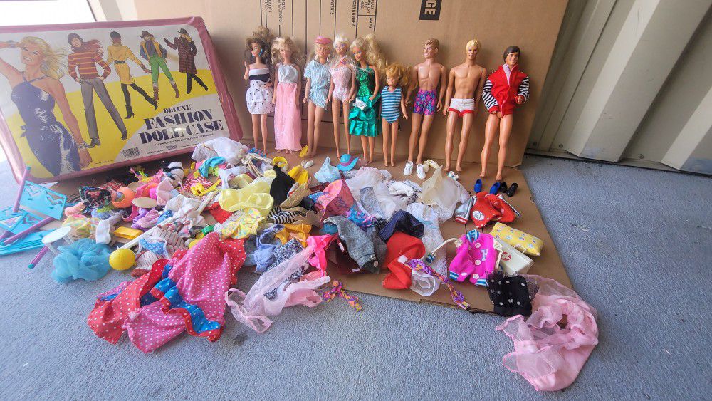 lot of 9 vintage  barbies martell dolls and vintahe doll babie martel clothes and deluxe fashion doll case