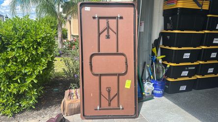 Foldable table