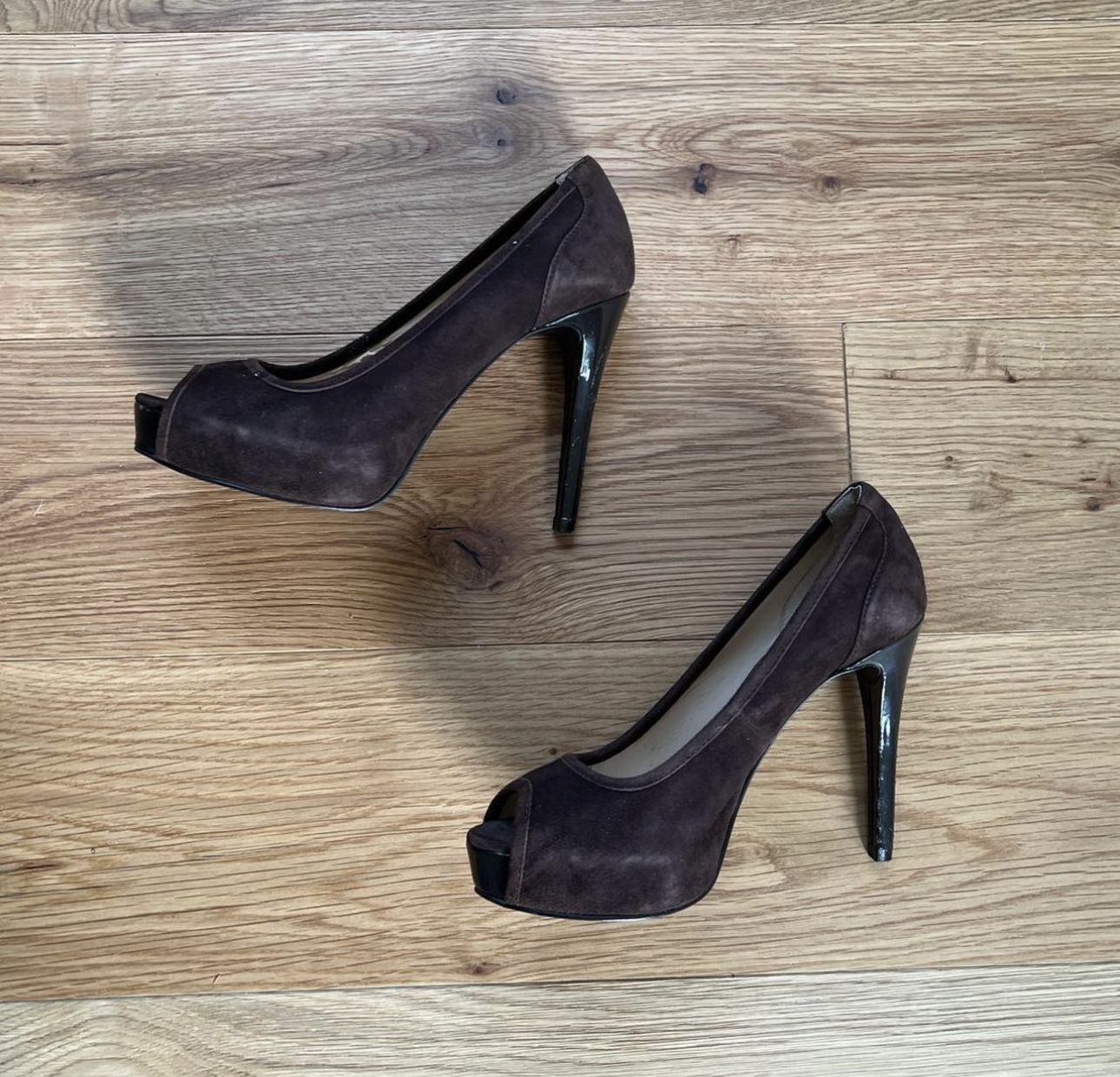 Brown suede Guess heel