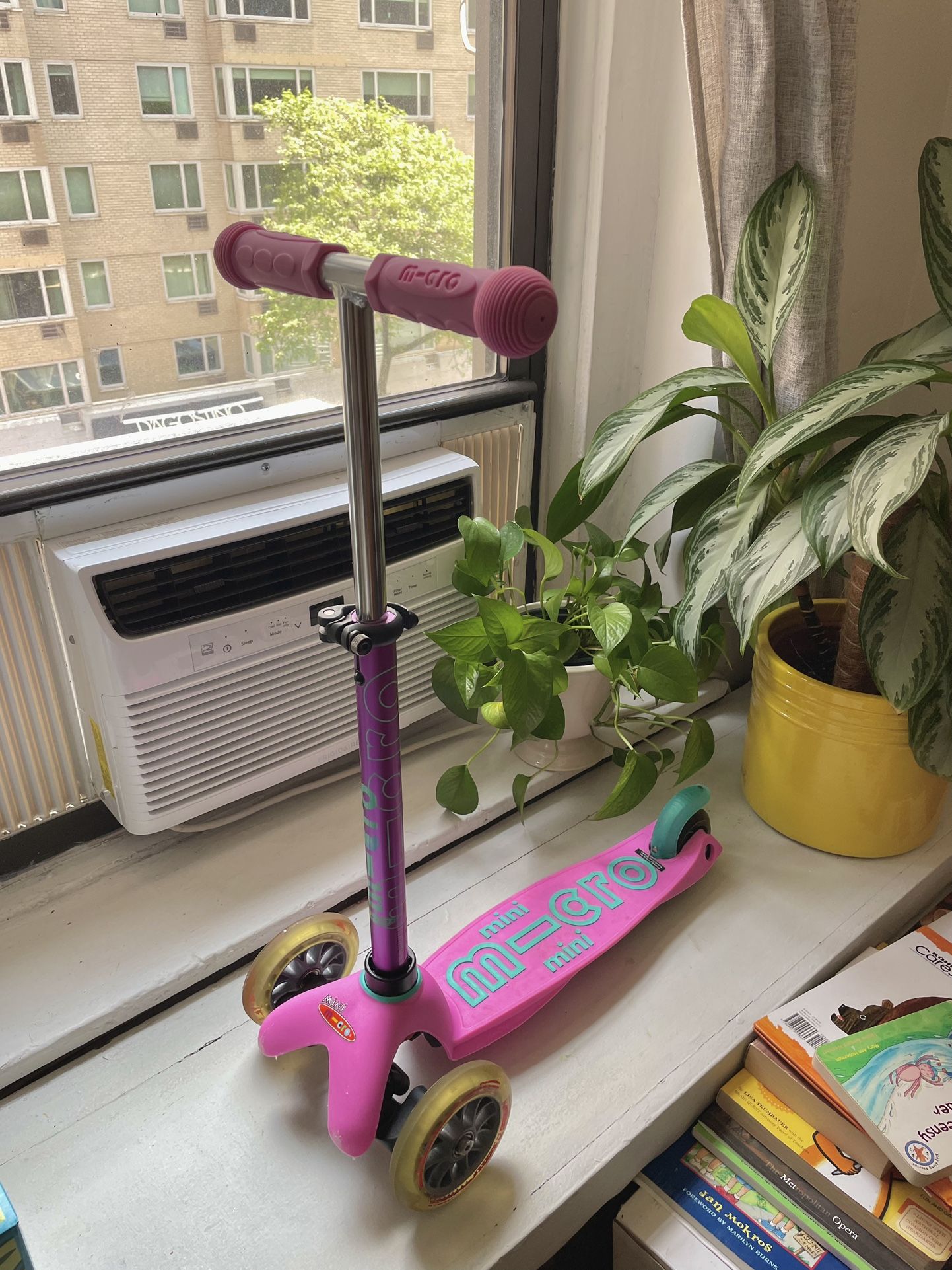 Micro Mini Pink Scooter In Excellent Condition.