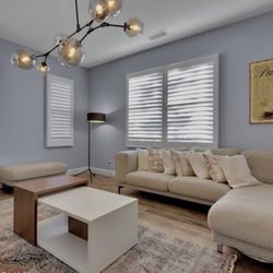 Beautiful modern sectional sofa in great condition. Clean, comfortable, and perfect for any living room.excellent condition 