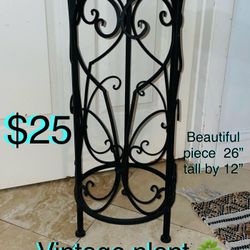$25 Beautiful Vintage Plant 🪴 Stand/side table