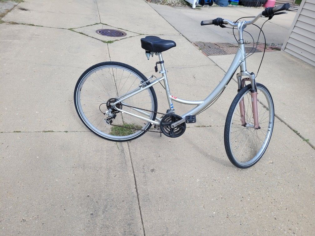 SPECIALIZED GLOBE 🌎 HYBRID STEP THROUGH ALUMINUM 17INCH FRAME 21-SPEED 28×1 5/8 ×1 1/2"TIRES 