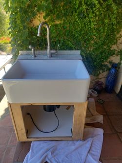 Farmhouse sink and cabnet and faucet  30" w x35" h