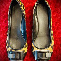 CALVIN KLEIN LEATHER FLAT SHOES.
SIZE 7.
WORN ONCE.
LIKE NEW!