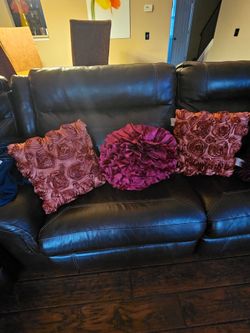 3 decorative pillows