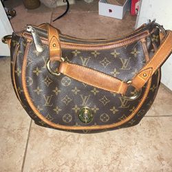 Louis Vitton Croissant Semi Shoulder Bag