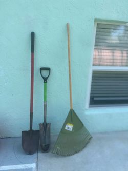 Set of 3 Garden Tools: 2 Shovels and 1 Rake