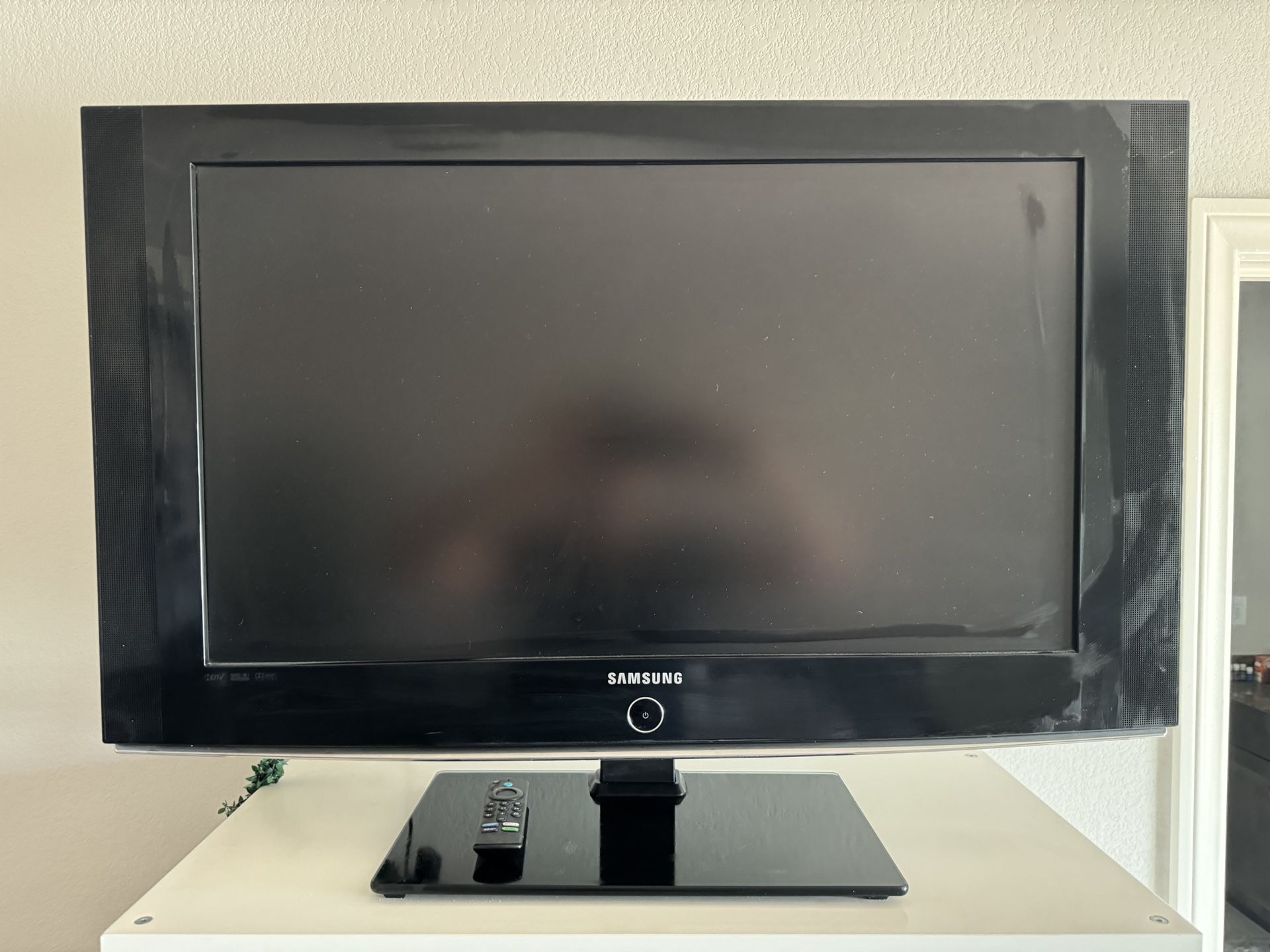 Tv + Tv Mount For Wall 