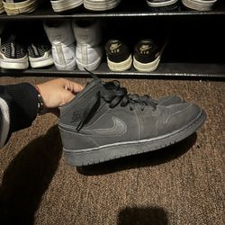 triple black nike mids