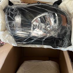 2010 Toyota Tacoma Passenger Headlight