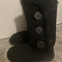 Used Black Uggs Size 7