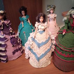 5  Vintage Collectable Barbies 