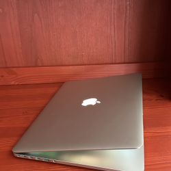 Apple MacBook Pro 15” Retina I7/16GB\500GB SSD. macOS 15.1 Sequoia $350