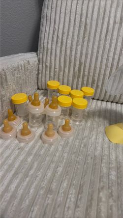 Medela extractor Small Baby Bottles with Nipples Set