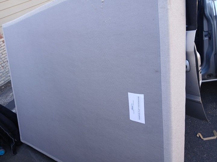 Tempur Flat Box Spring Queen Size Like new