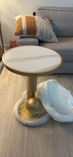 Modern 15.7" Round Side Table,Accent End Table (Gold)