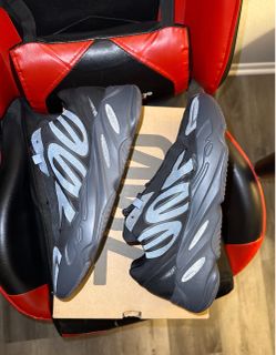 Adidas Yeezy Boost 700