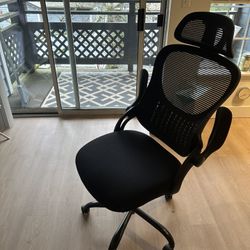 Like New Ergonomic Office Chair with Flip-Up Armrests – Pickup Only