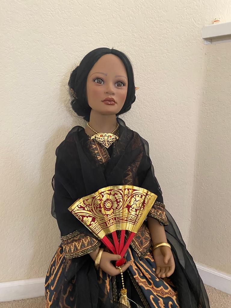 Dedari Saptono Asian Indonesian Dolls W Stool 35"
