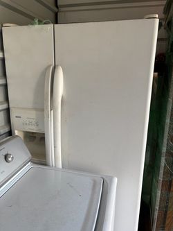 Refrigerator/freezer with ice maker  Kenmore white