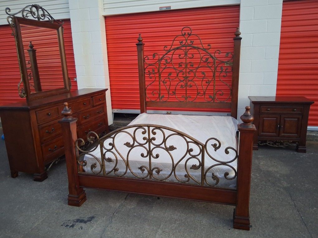 Qun Sz Bd St With Base Good Condition 