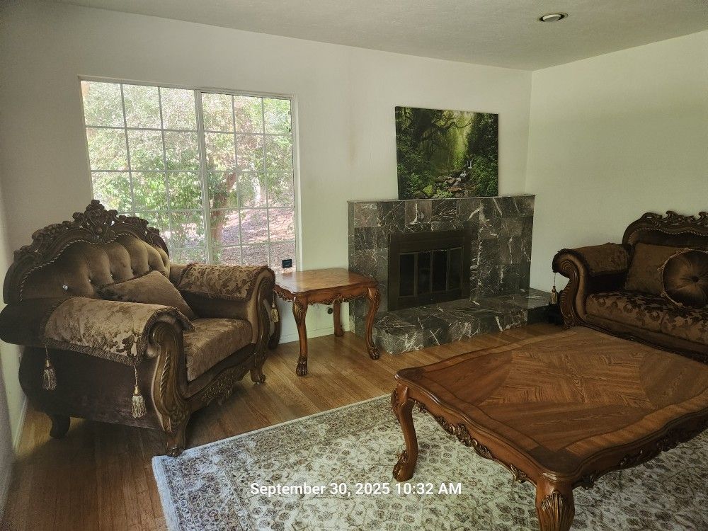 Victorian Traditional Living Room Set