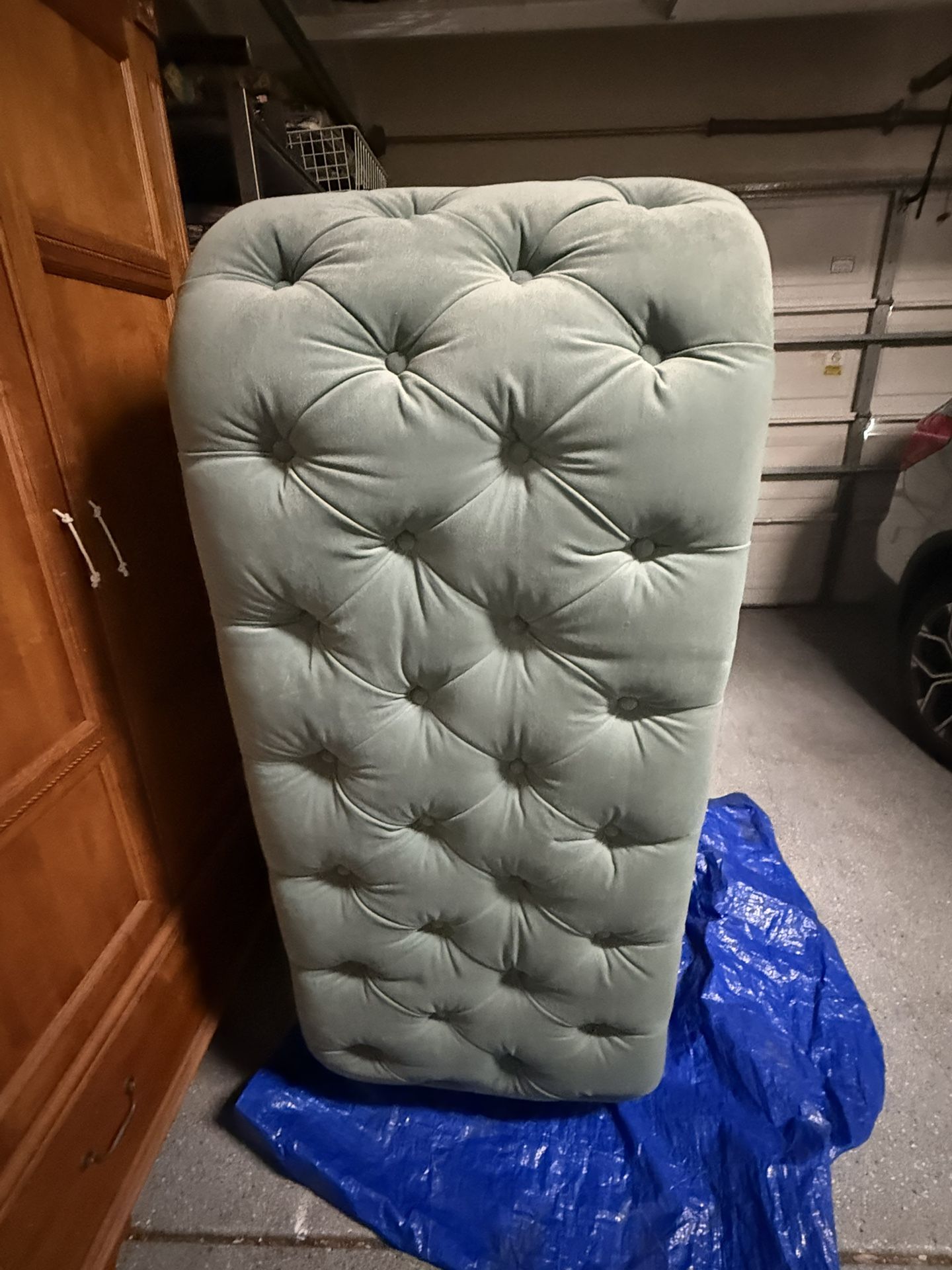 World market tufted sofa (BEAUTIFUL)