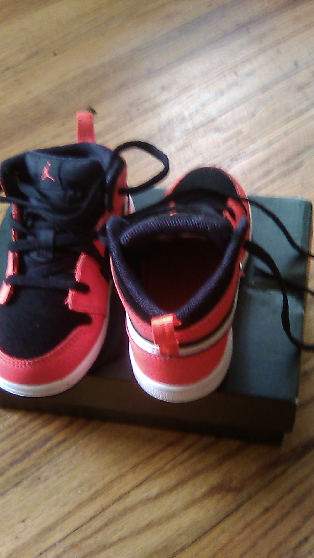 Jordan 1 Mid kids sneakers