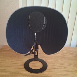 Desktop studio isolation shield with high quality pop filter