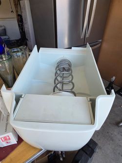 Refrigerator Ice Maker Bin with Auger
