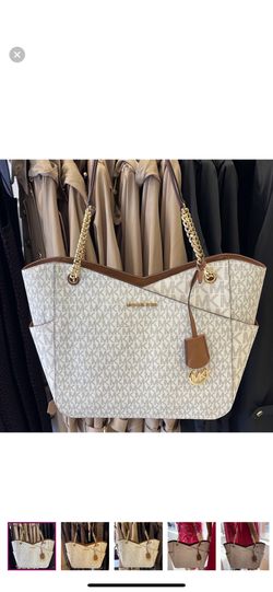 Jet Set Large Signature Logo Shoulder Bag Vanilla 