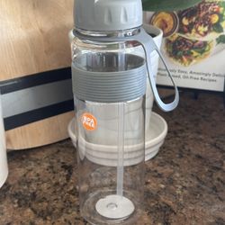 clear water bottle features a flip straw lid and a textured grip