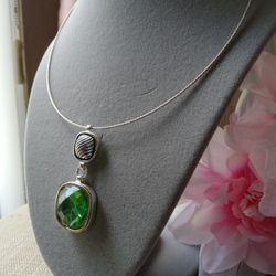 Gorgeous green stone choker. Picture this in a Green Elegant Dress this stone on