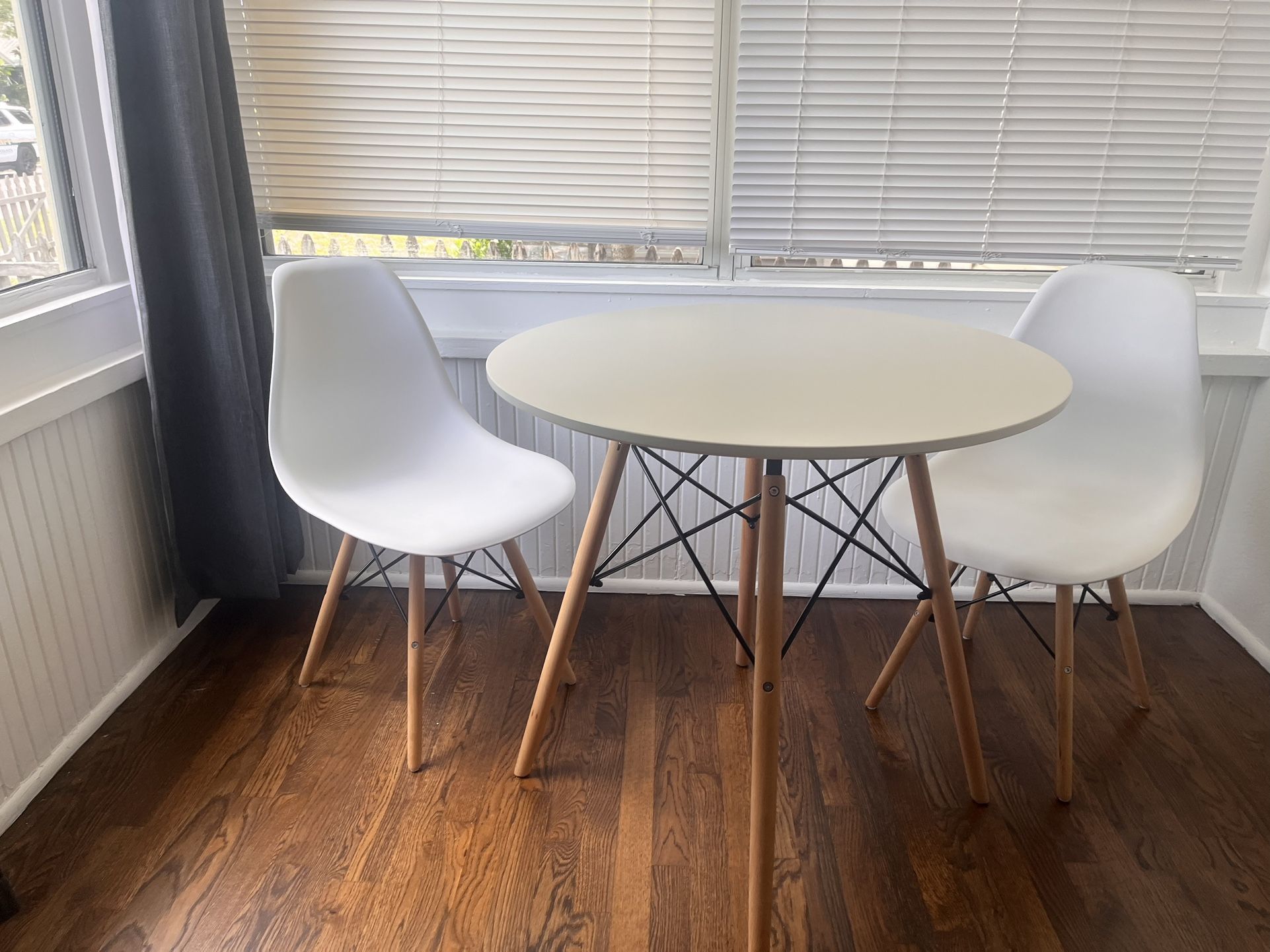 White Table With 2 Chairs