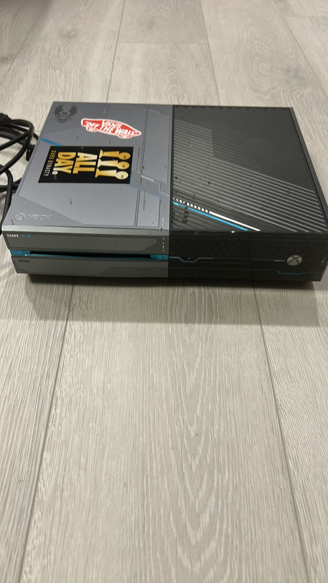 Xbox One 1TB Console limited edition Halo 5:Guardians bundle very good