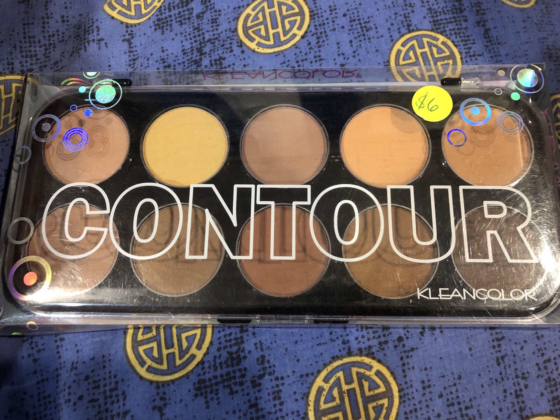 Makeup on the brushing of contour