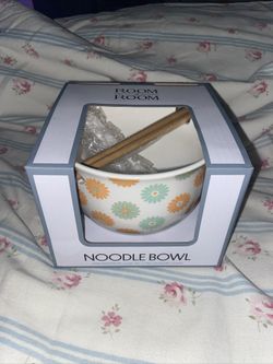 Room-2-Room Noodle Bowl With Spoon And Chopsticks