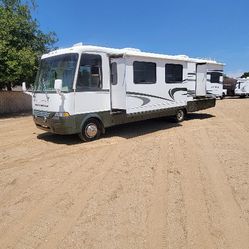 rv motorhome with 2 large slides and an open layout. RUNS GREAT