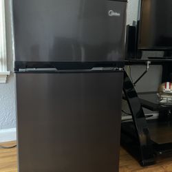 Midea Compact Refrigerator and Freezer 
