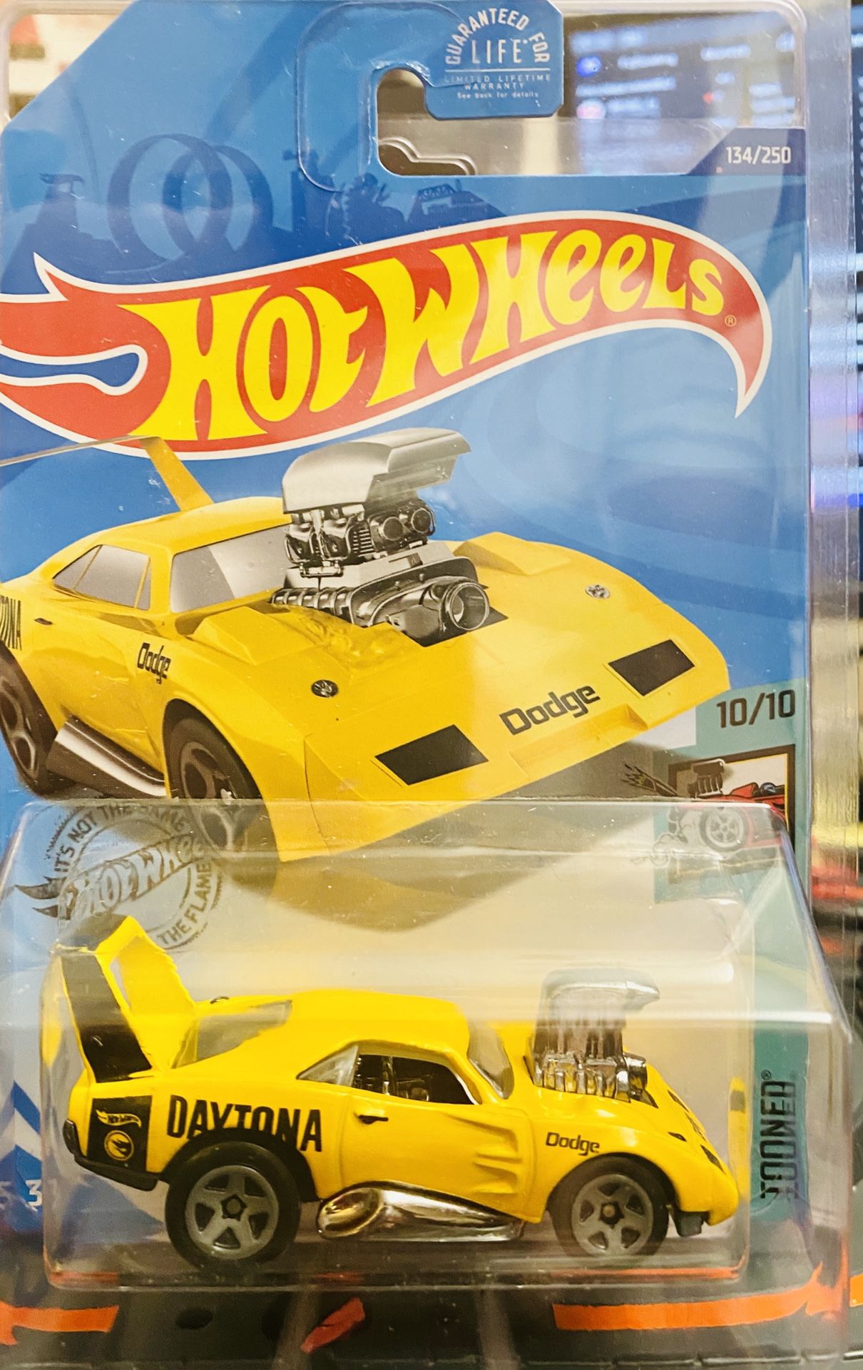 Hot Wheels Treasure Hunt Dodge Charger Daytona 10/10 new with protector new