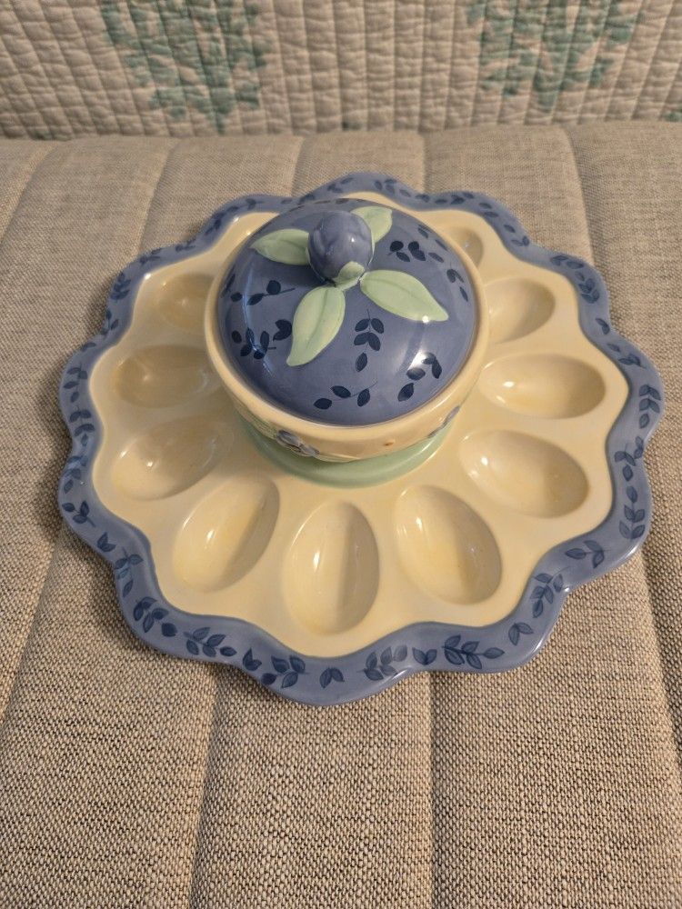 New Pfaltzgraff egg tray with matching bow and lid only $25
